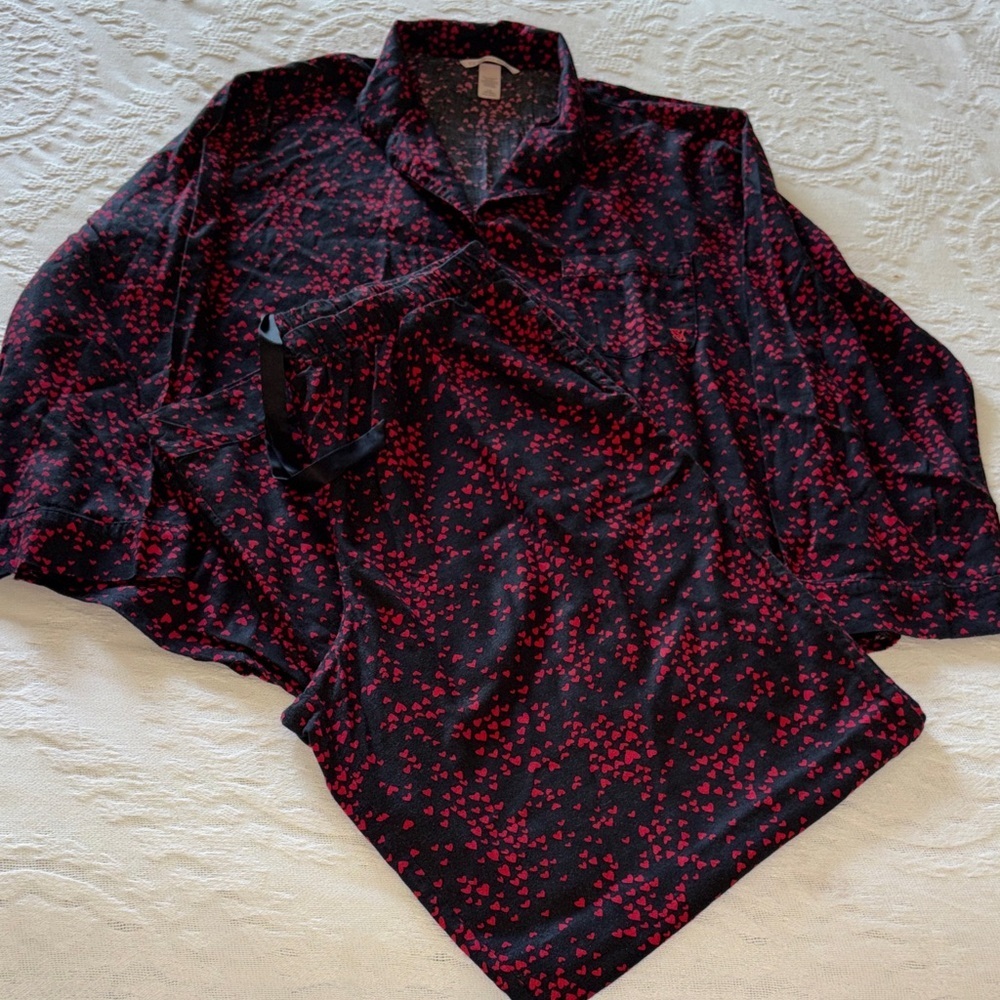 Victoria Secret Women’s Black Pajama Set with Red Heart Print BNWOT